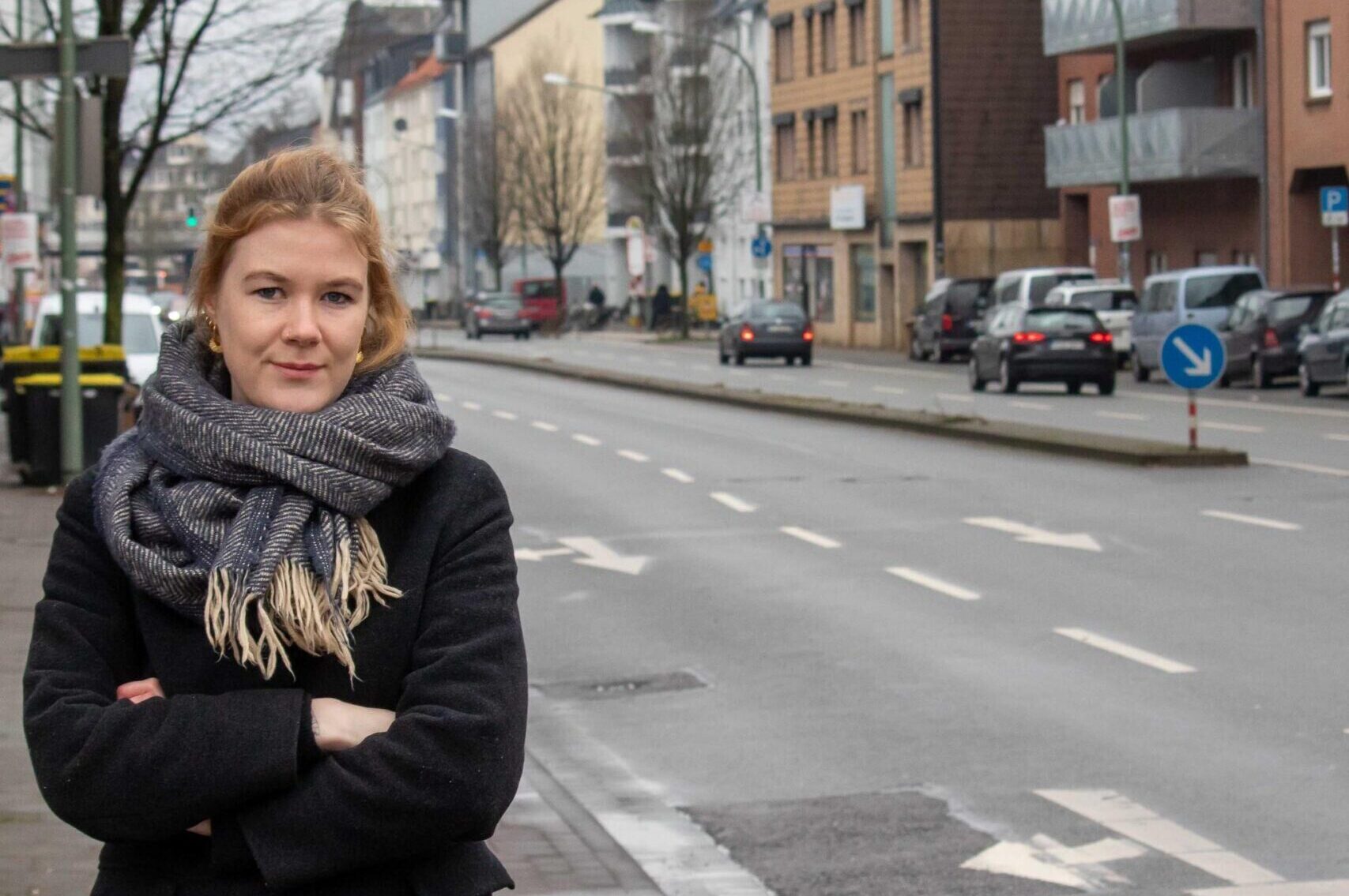 Luca Wirkus steht an der Iburger Straße in Osnabrück