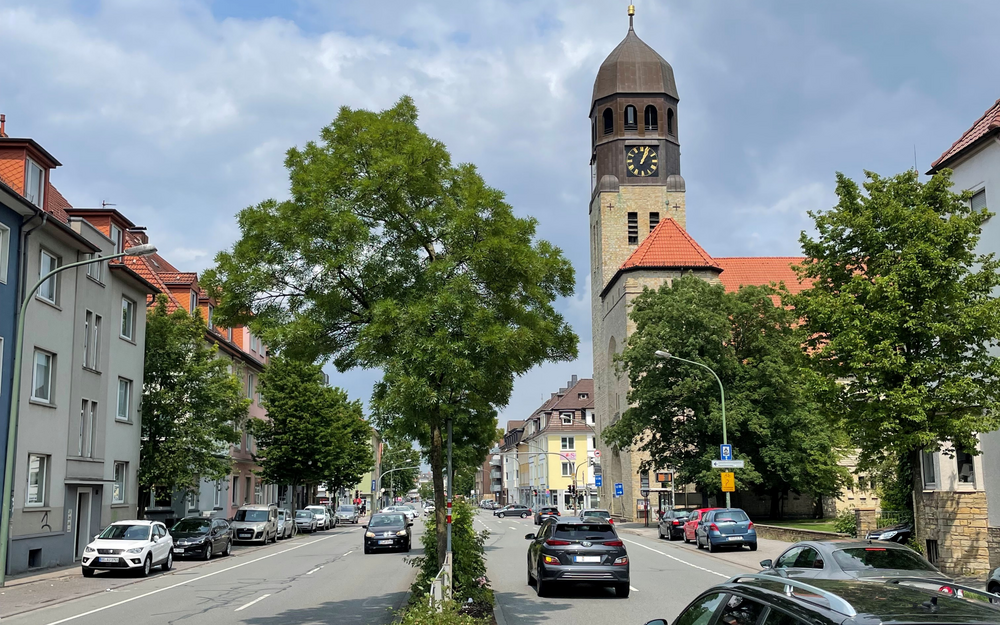 Autos auf der Straße, Kirche im Hintergrund