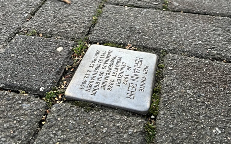 Vor unserer Haustür – Stolpersteine-Spaziergang zum Gedenktag 9. November