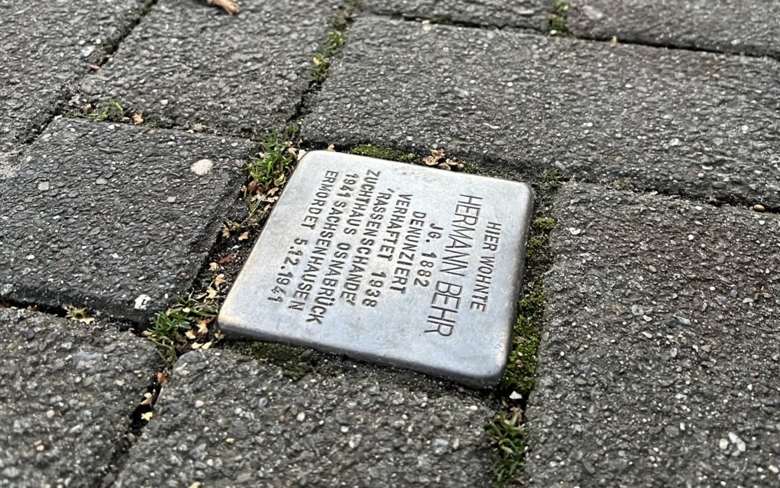 Nahaufnahme eines Stolpersteins